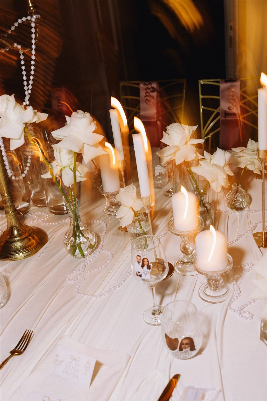 Tablescape la lumina lumânărilor cu perle și cristal — petrecere burlăcițe de lux București