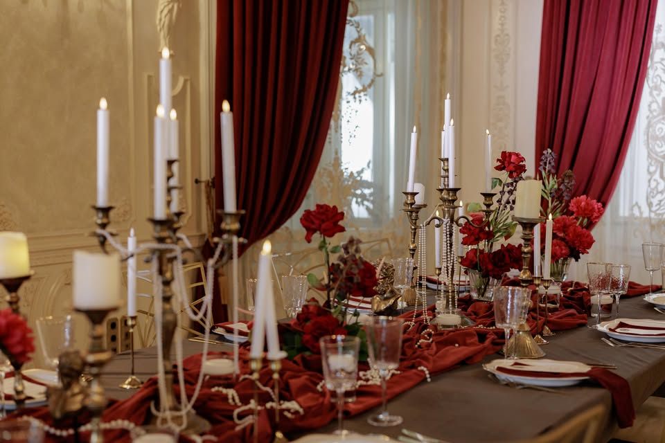 Masă regală de nuntă în Salonul Baroque, cu tematică roșie și sfeșnice — Palatul Noblesse