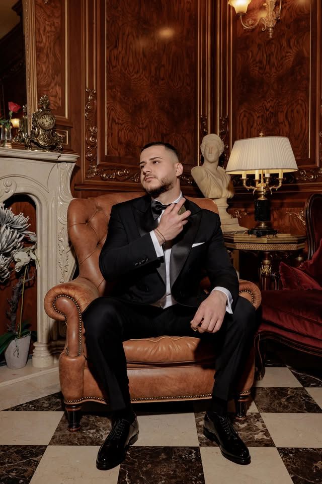 Portret de mire într-un salon cu accente roșii — Palatul Noblesse