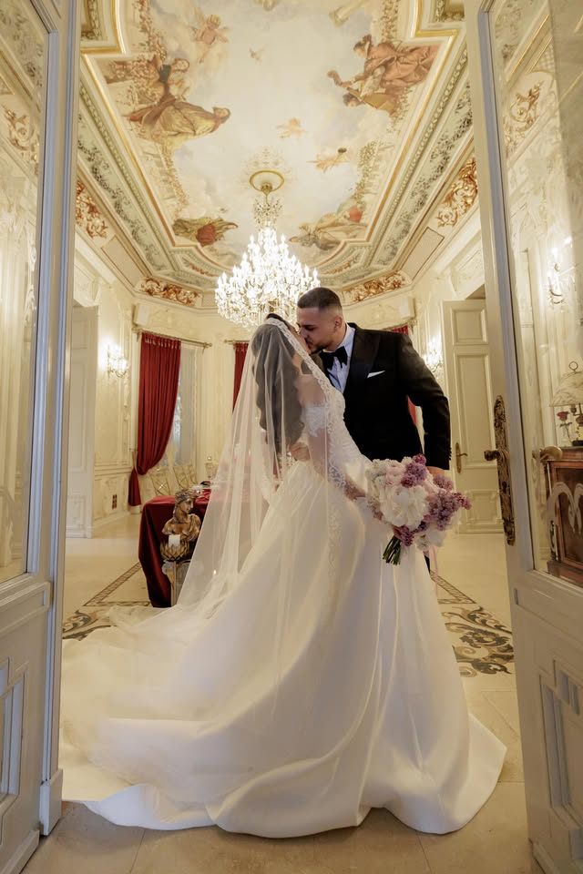 Miri, mireasa în rochie cu voal, în decorul roșu al Salonului Baroque — Palatul Noblesse