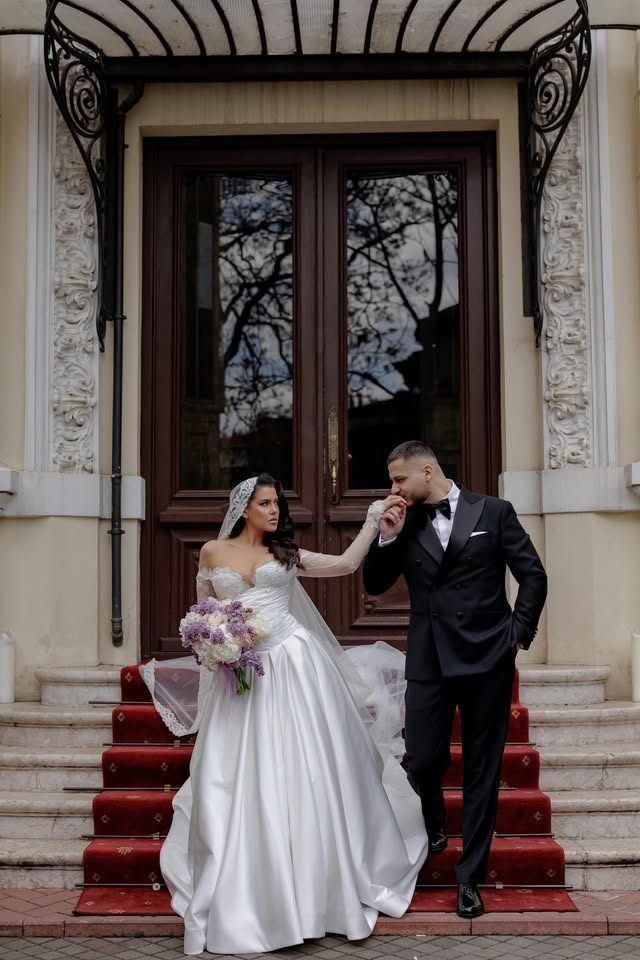 Miri pe scara de intrare cu covor roșu — ședință foto de nuntă la Palatul Noblesse