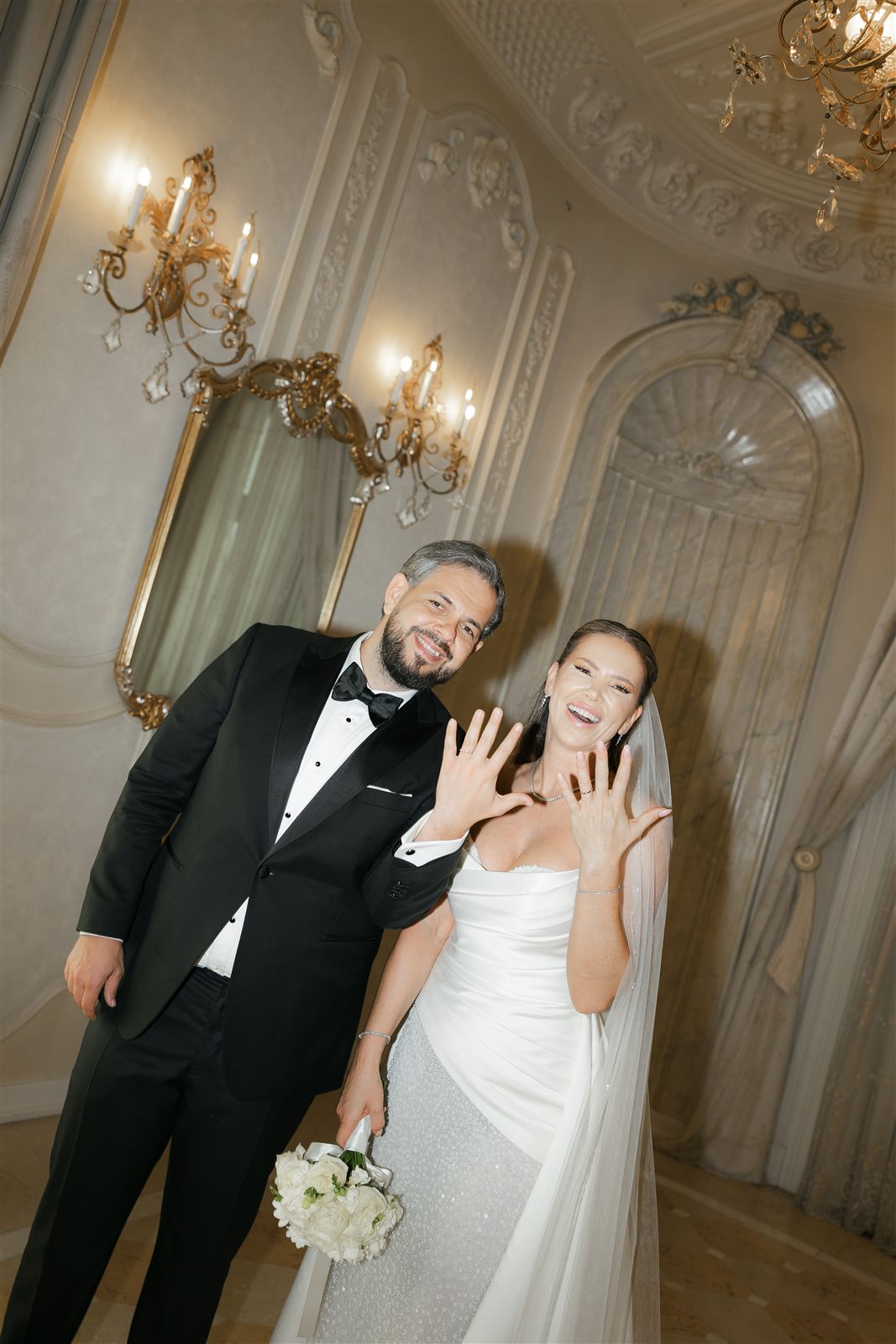 Cuplu de miri in sedinta foto de cununie la Palatul Noblesse din Bucuresti