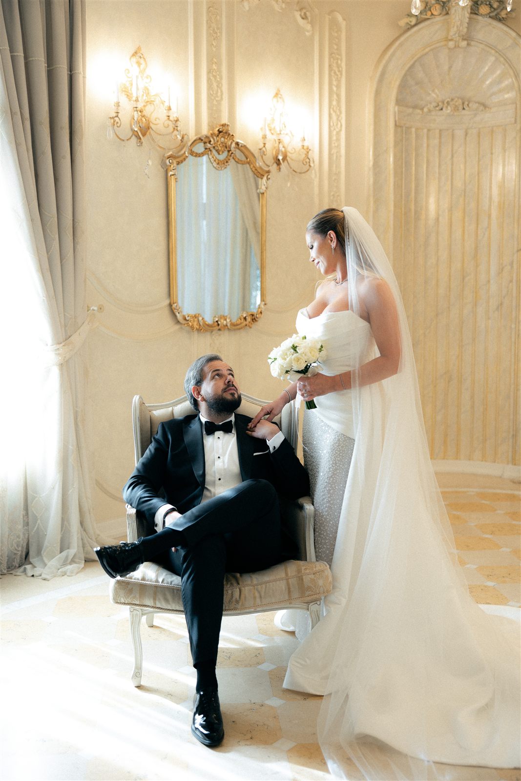 Cuplu de miri in Salonul Florence, mirele asezat si mireasa cu buchet, la Palatul Noblesse