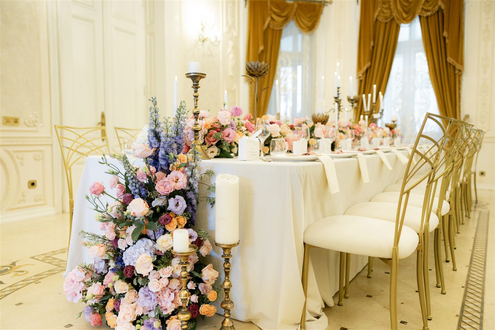 Masa aranjata cu flori si candelabre in Salonul Baroque al Palatului Noblesse pentru sedinta foto de cununie
