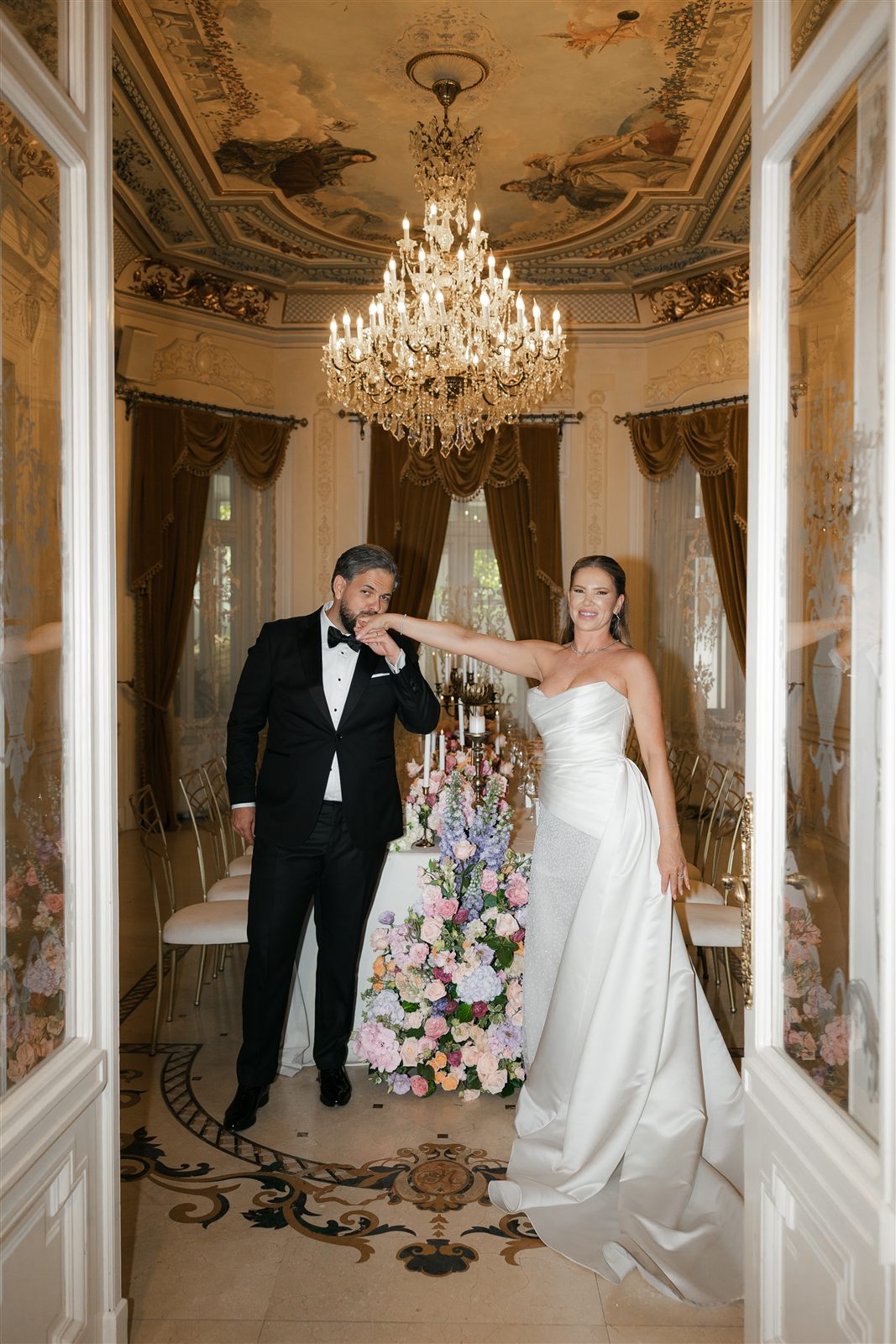Sedinta foto de cuplu de cununie in Salonul Baroque al Palatului Noblesse