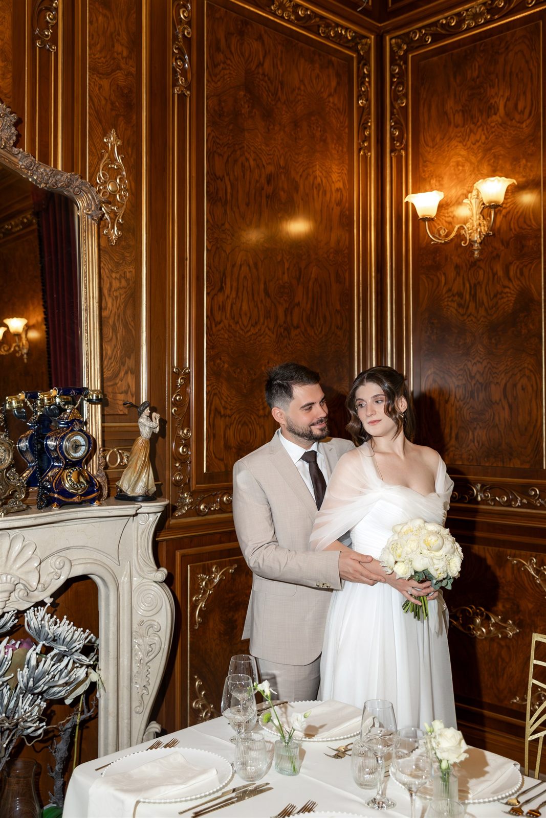 Cuplu de miri într-un salon cu lambriuri de nuc — ședință foto de cununie, Palatul Noblesse