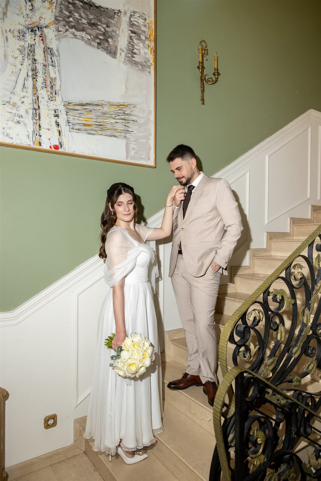 Cuplu de miri pe scara elegantă a Palatului Noblesse — ședință foto de cununie