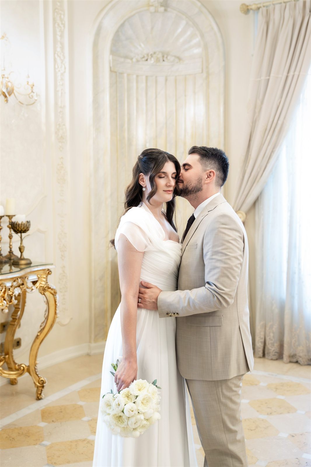Moment tandru între miri într-un salon luminos — ședință foto de cununie, Palatul Noblesse