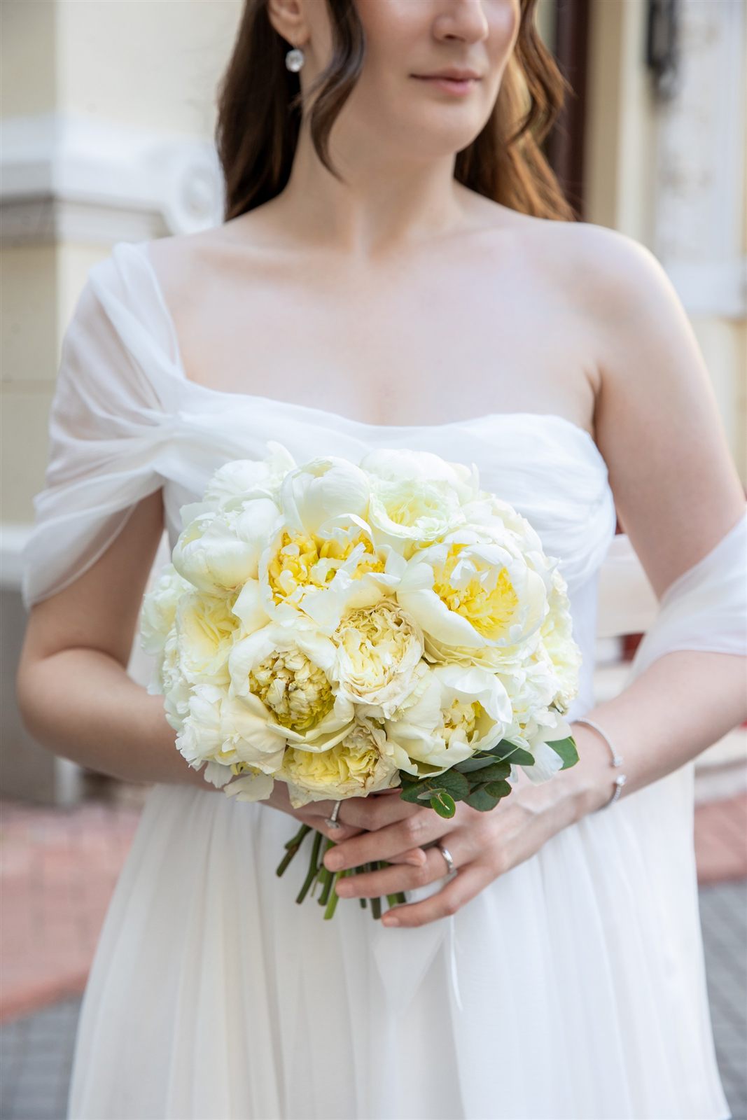 Mireasă cu buchet de flori albe — ședință foto de cununie la Palatul Noblesse