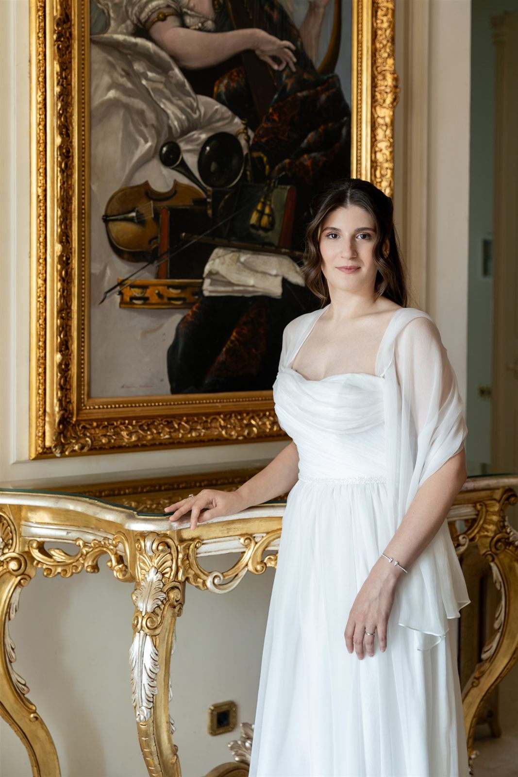 Portret de mireasă într-un salon elegant cu console aurite — Palatul Noblesse