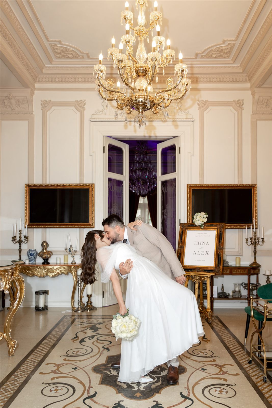 Portret de miri în holul central de primire — ședință foto de cununie la Palatul Noblesse