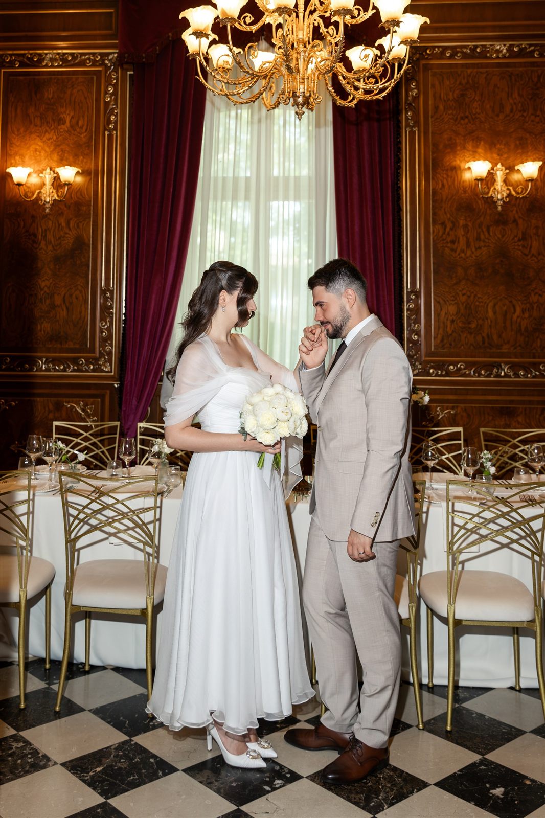 Portret clasic de miri într-un salon de epocă — ședință foto de cununie, Palatul Noblesse