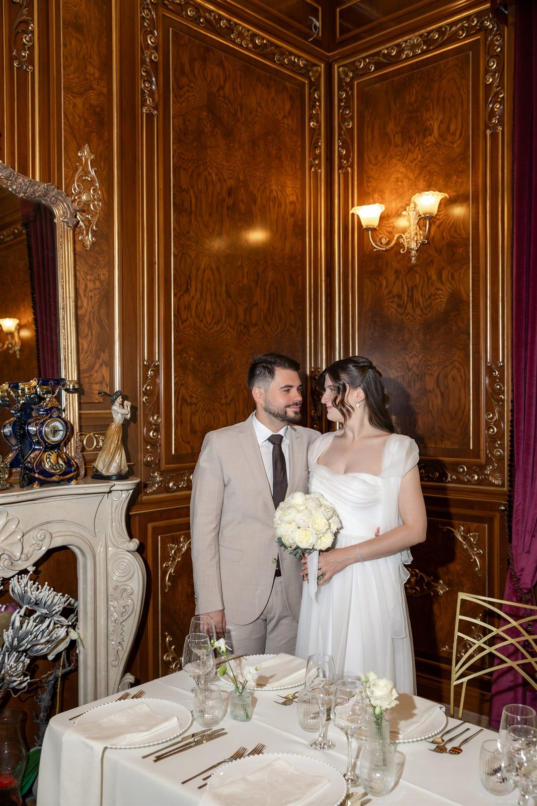 Miri în salonul lambrisat, cald — ședință foto de cununie la Palatul Noblesse
