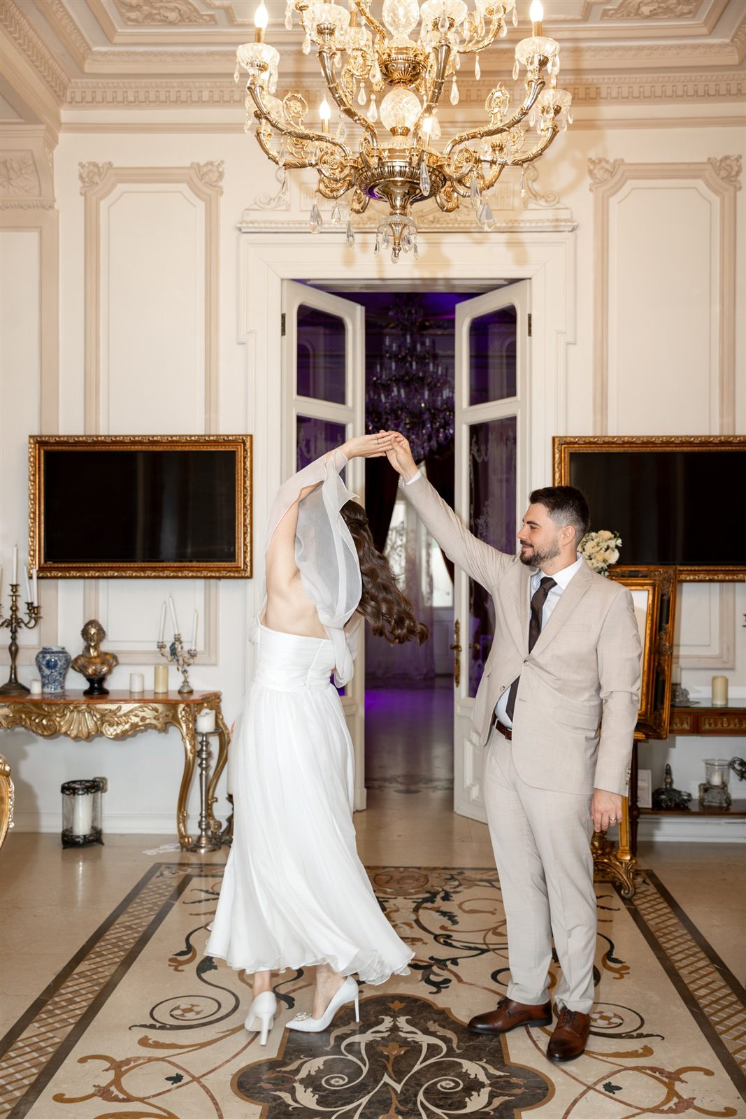 Miri dansând în holul central al Palatului Noblesse — ședință foto de cununie