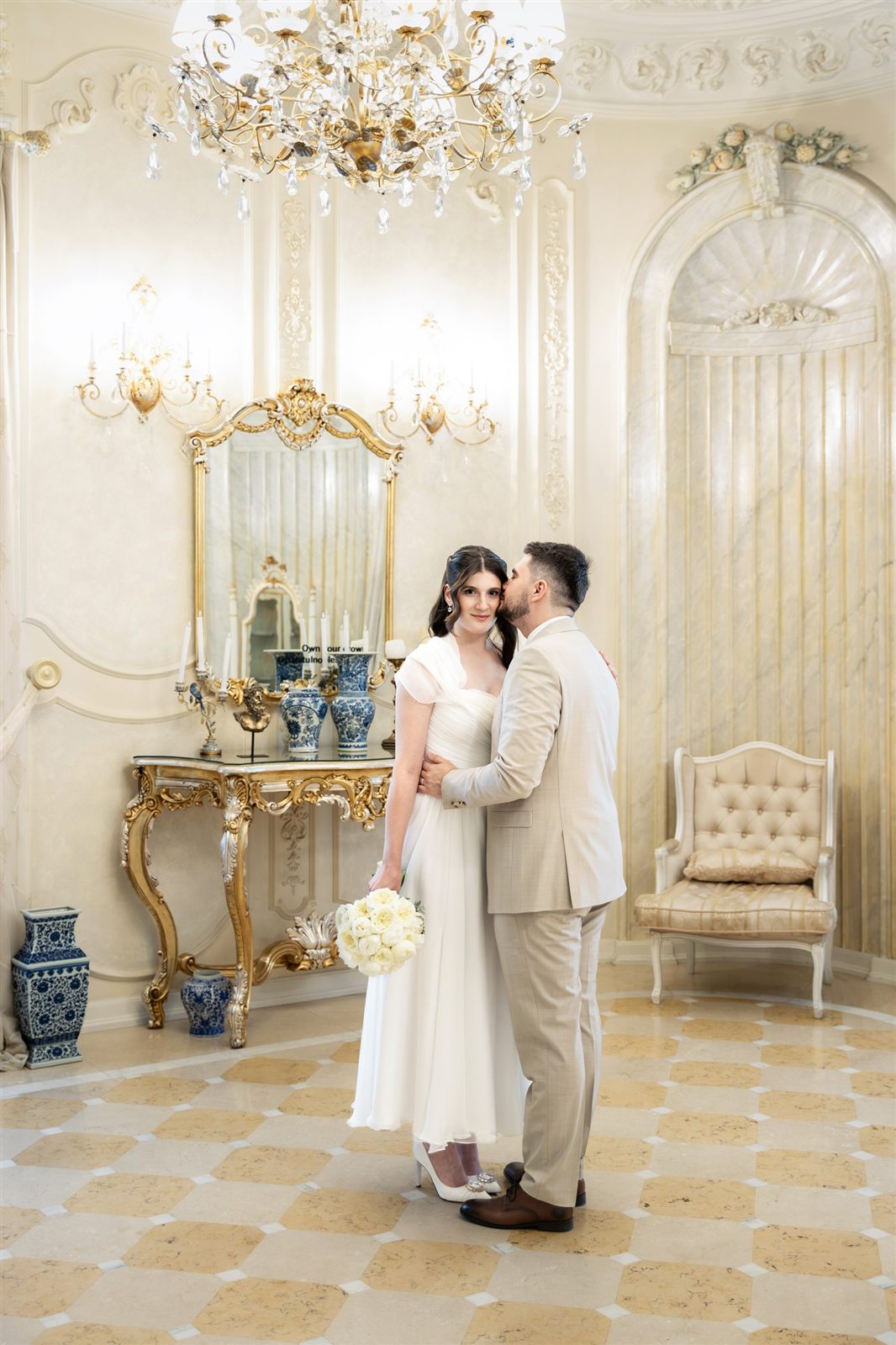 Portret elegant de cuplu într-un salon alb — ședință foto de cununie la Palatul Noblesse