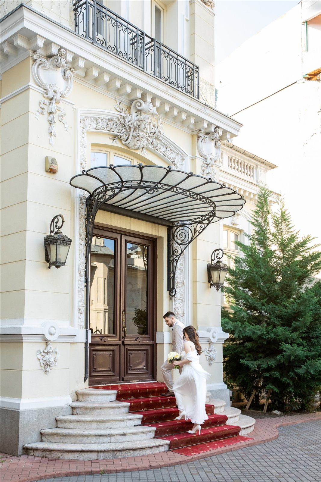 Fațada de secol XIX a Palatului Noblesse — cadru exterior pentru ședința foto de cununie