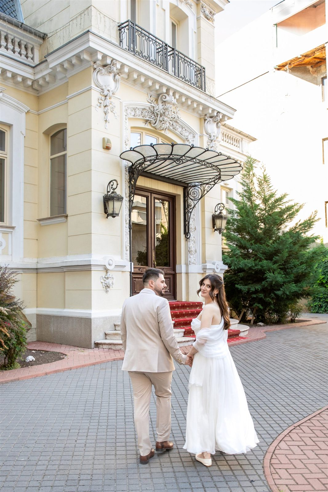 Miri la fațada Palatului Noblesse — ședință foto de cununie, București
