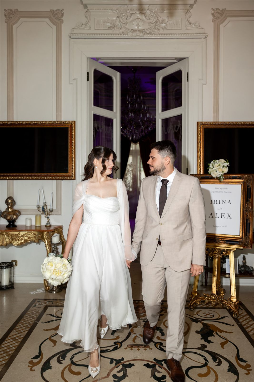 Miri în holul central cu stucaturi bogate și candelabru de cristal — ședință foto de cununie, Palatul Noblesse
