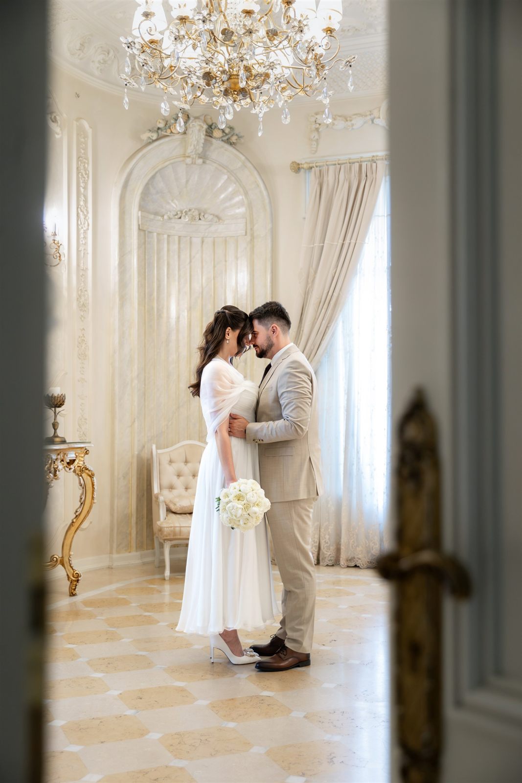 Cuplu de miri în salonul French Style — ședință foto de cununie, Palatul Noblesse