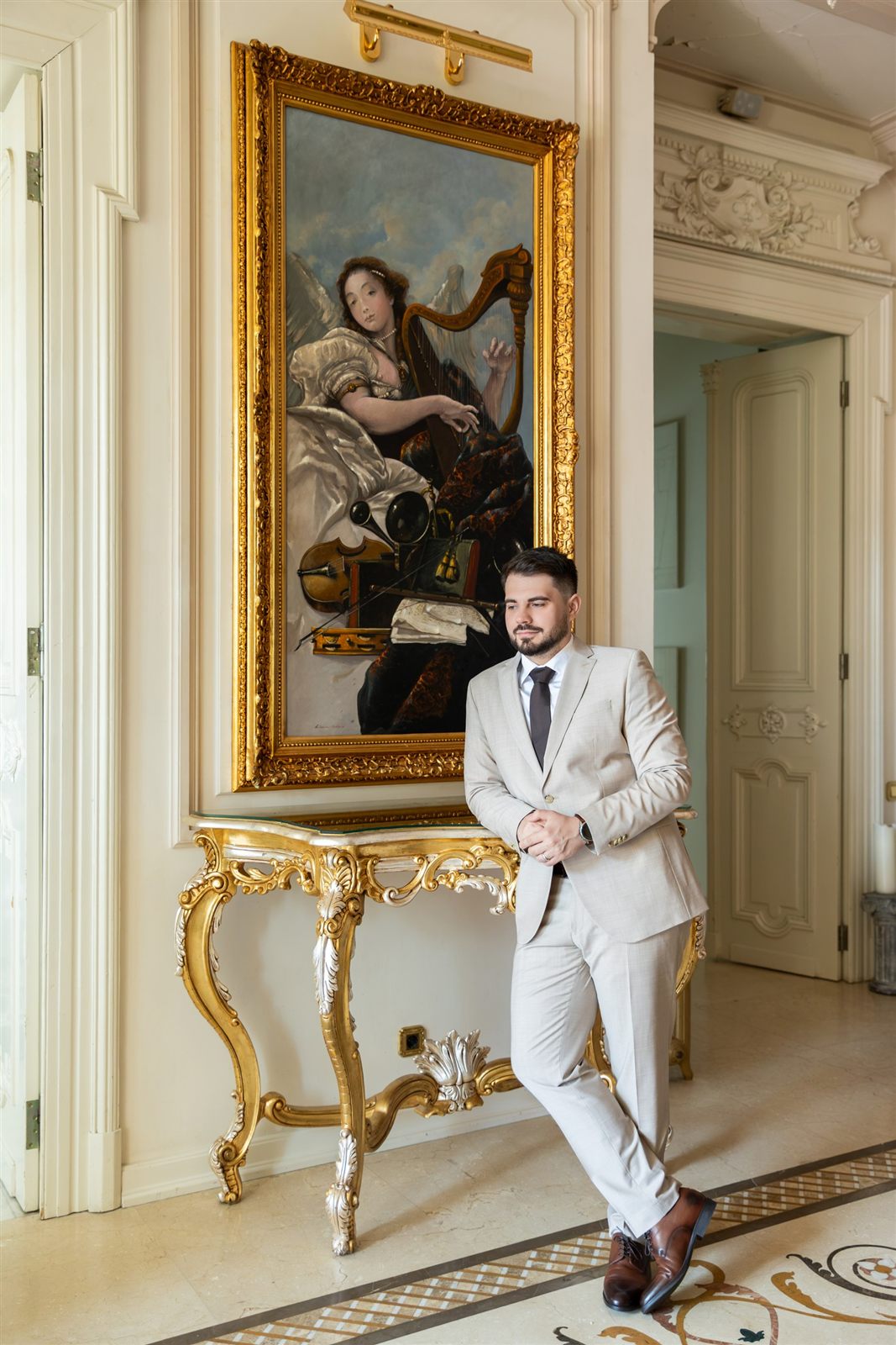 Miri în salonul cu tablou și console aurite — ședință foto de cununie, Palatul Noblesse
