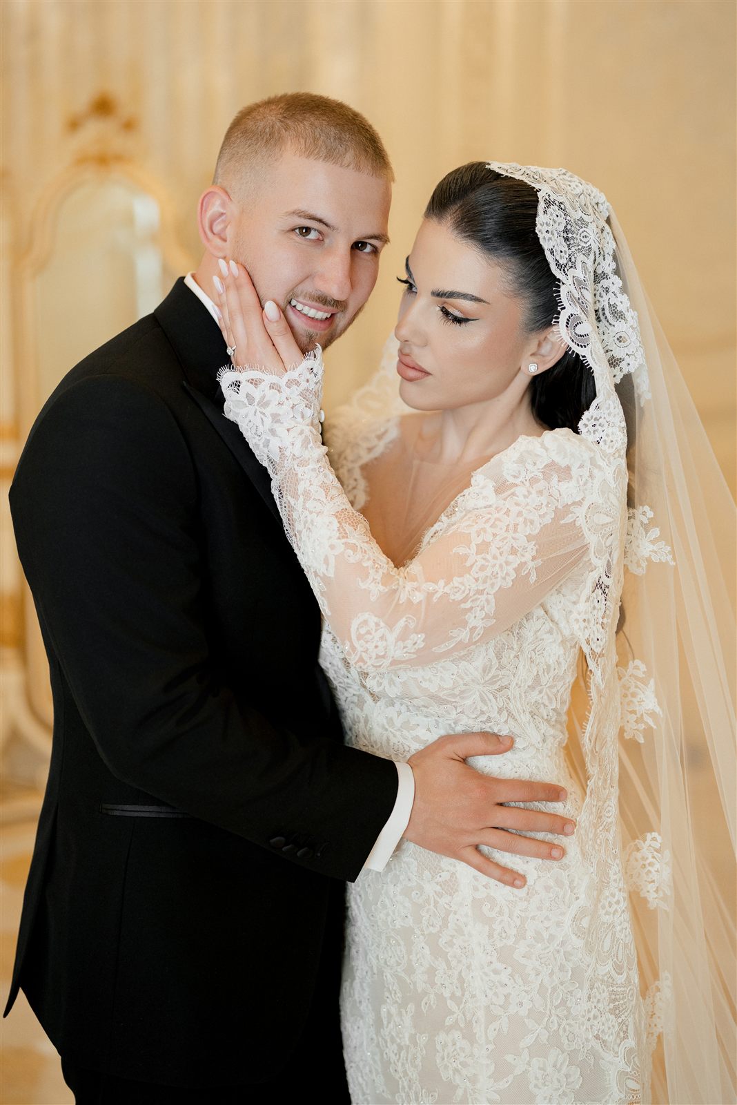 Inge și Valentin într-o îmbrățișare cu buchetul — ședință foto de nuntă la Palatul Noblesse