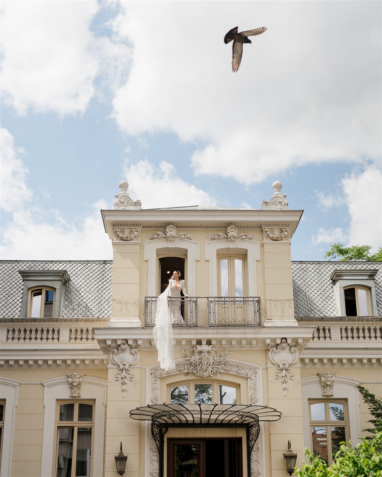 Fațada Palatului Noblesse — exterior pentru ședința foto de nuntă, București