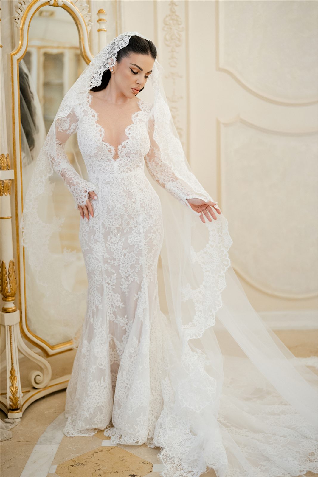 Mireasa Inge în rochie de dantelă cu trenă și voal lung — ședință foto de nuntă la Palatul Noblesse
