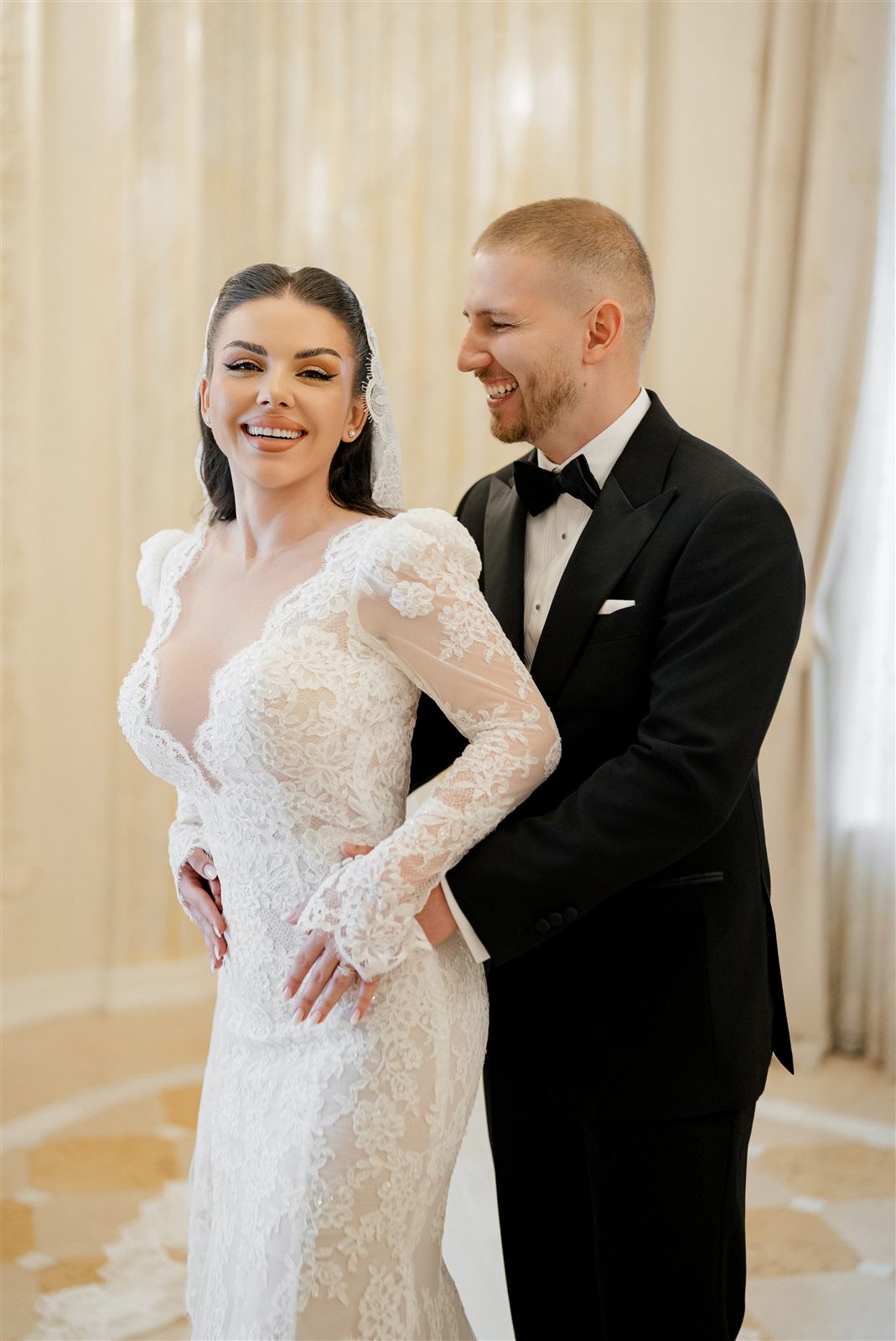 Mireasă în rochie de dantelă cu mâneci lungi într-un salon auriu — Palatul Noblesse