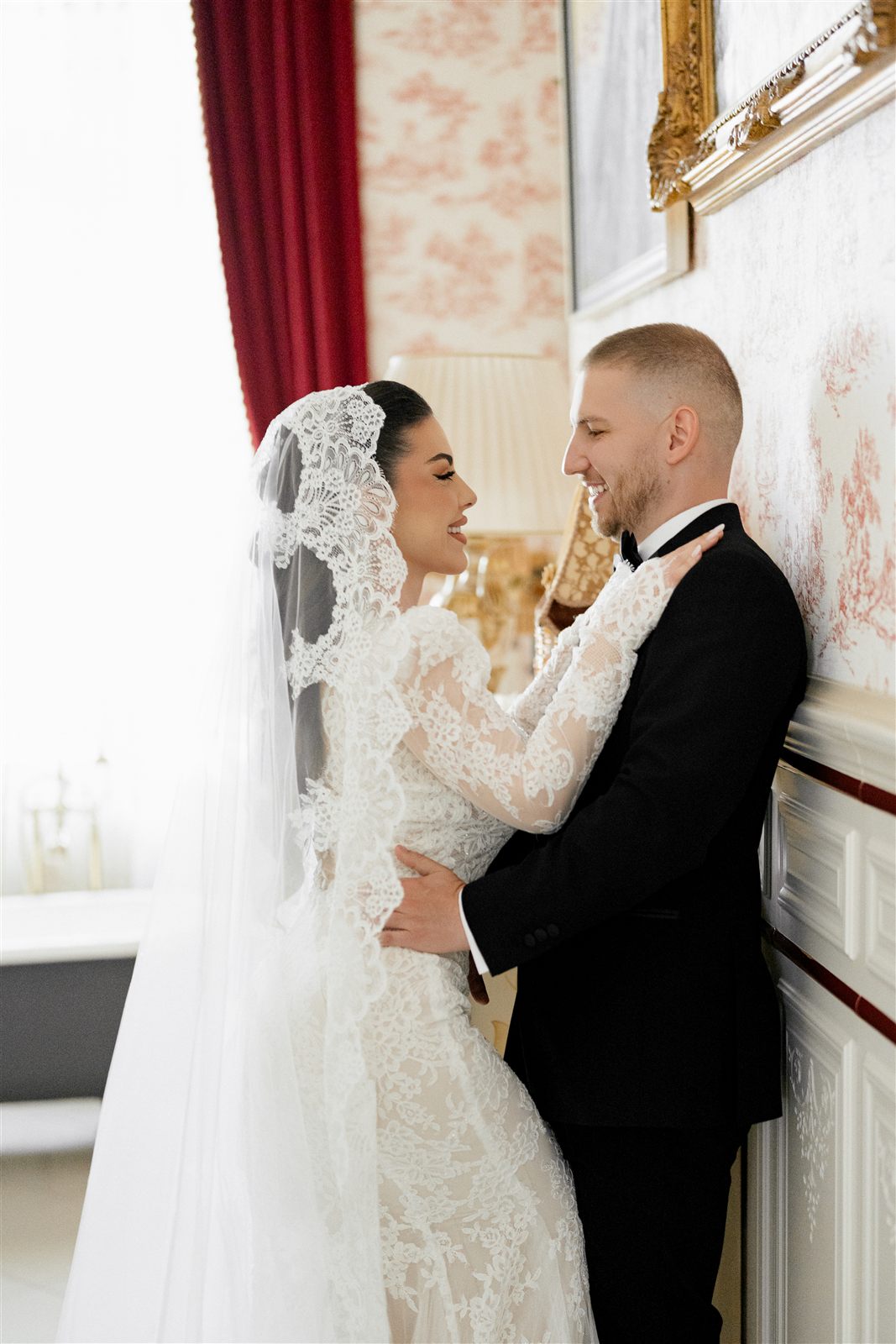 Inge și Valentin la fereastră, în lumină naturală — ședință foto de nuntă