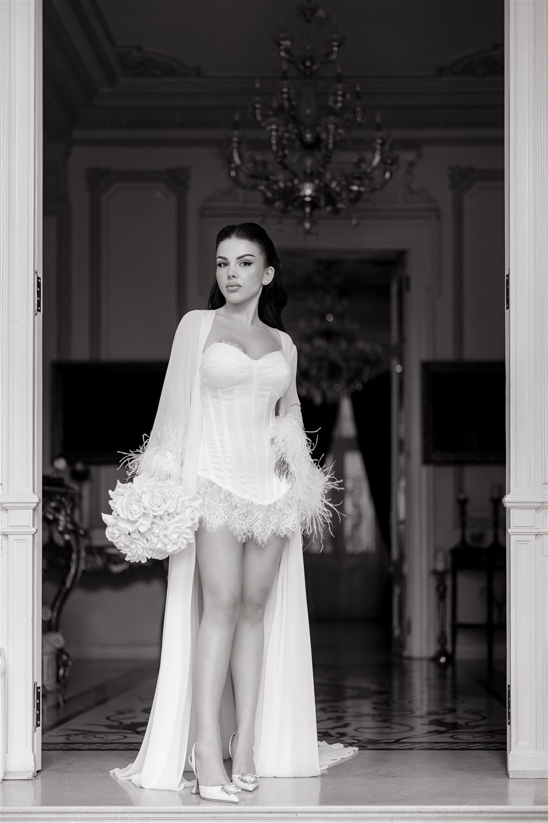 Salon cu candelabru de cristal și ferestre înalte — lumină naturală pentru fotografie