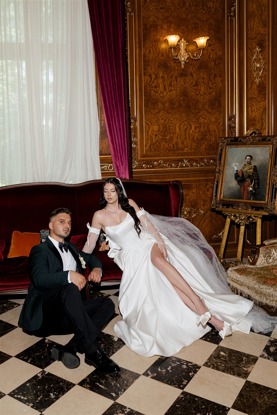 Cuplu de miri pe canapea intr-un salon al Palatului Noblesse