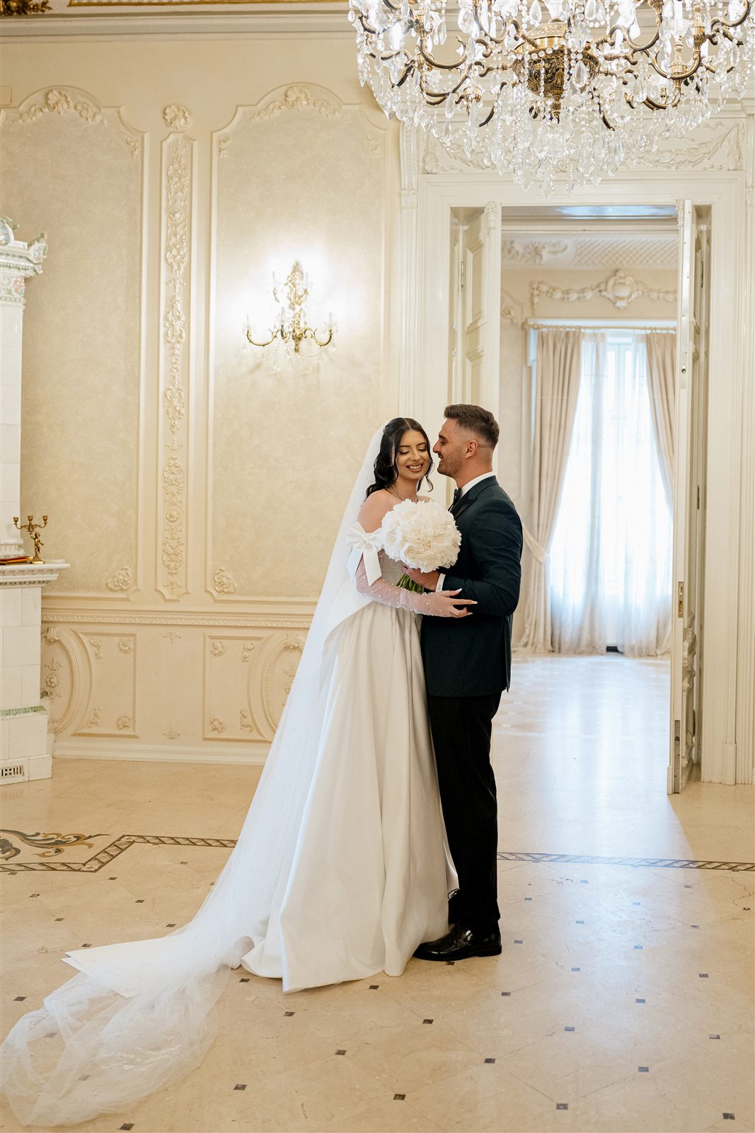 Imbratisarea mirilor in momentul first look in Salonul Baroque al Palatului Noblesse