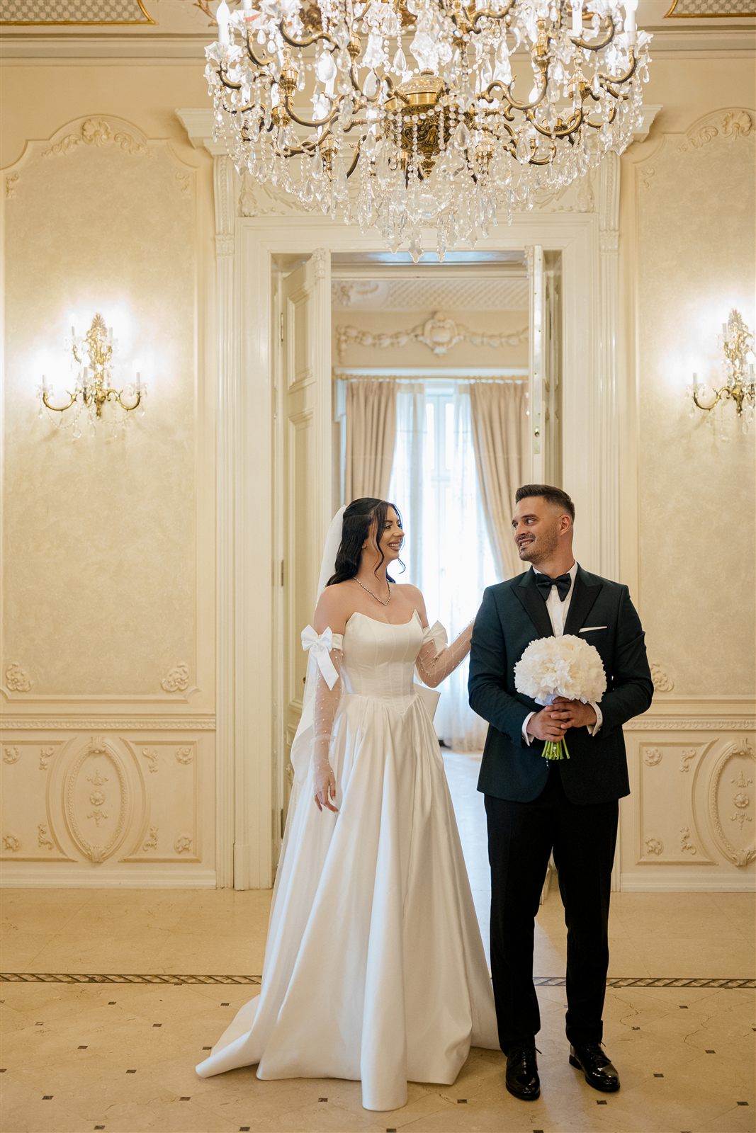 Mirele cu buchetul in momentul dezvaluirii first look in Salonul Baroque al Palatului Noblesse