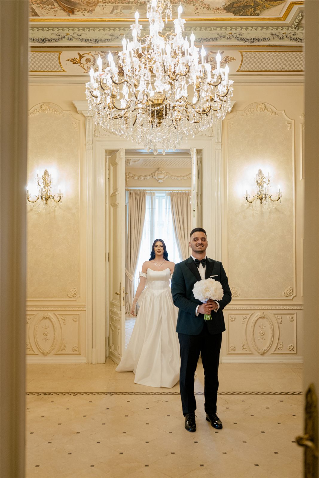 Mireasa se apropie de mire pentru momentul first look in Salonul Baroque al Palatului Noblesse
