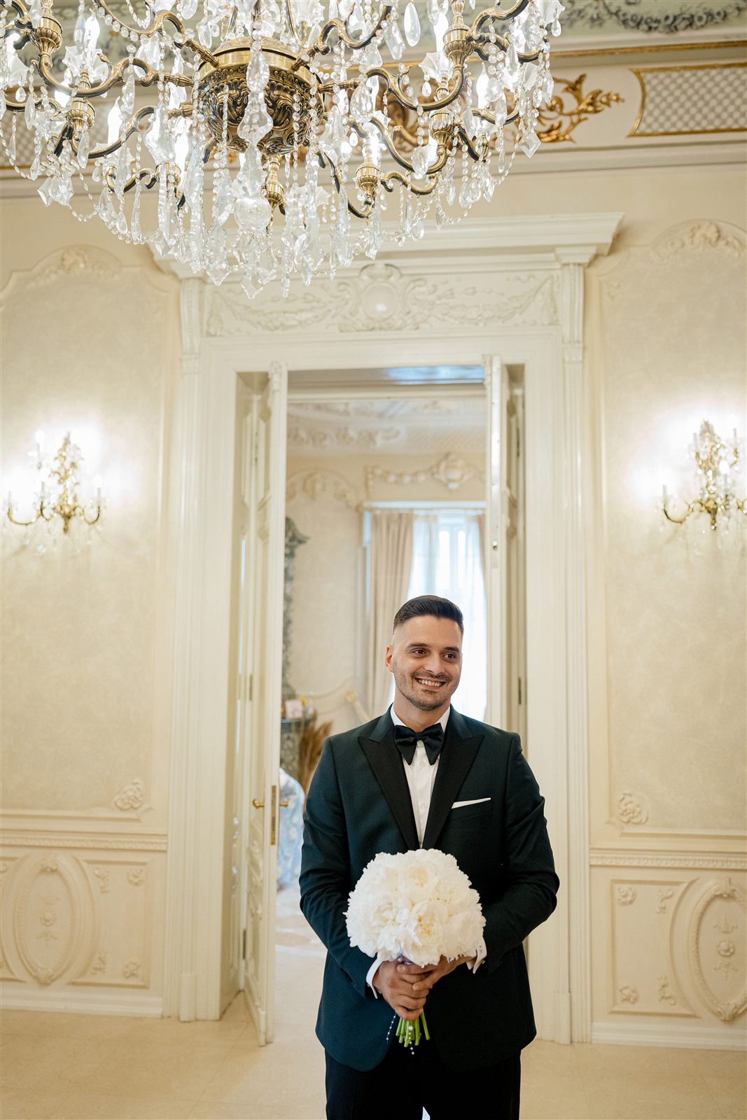 Mirele asteapta cu spatele, inainte de first look, in Salonul Baroque al Palatului Noblesse