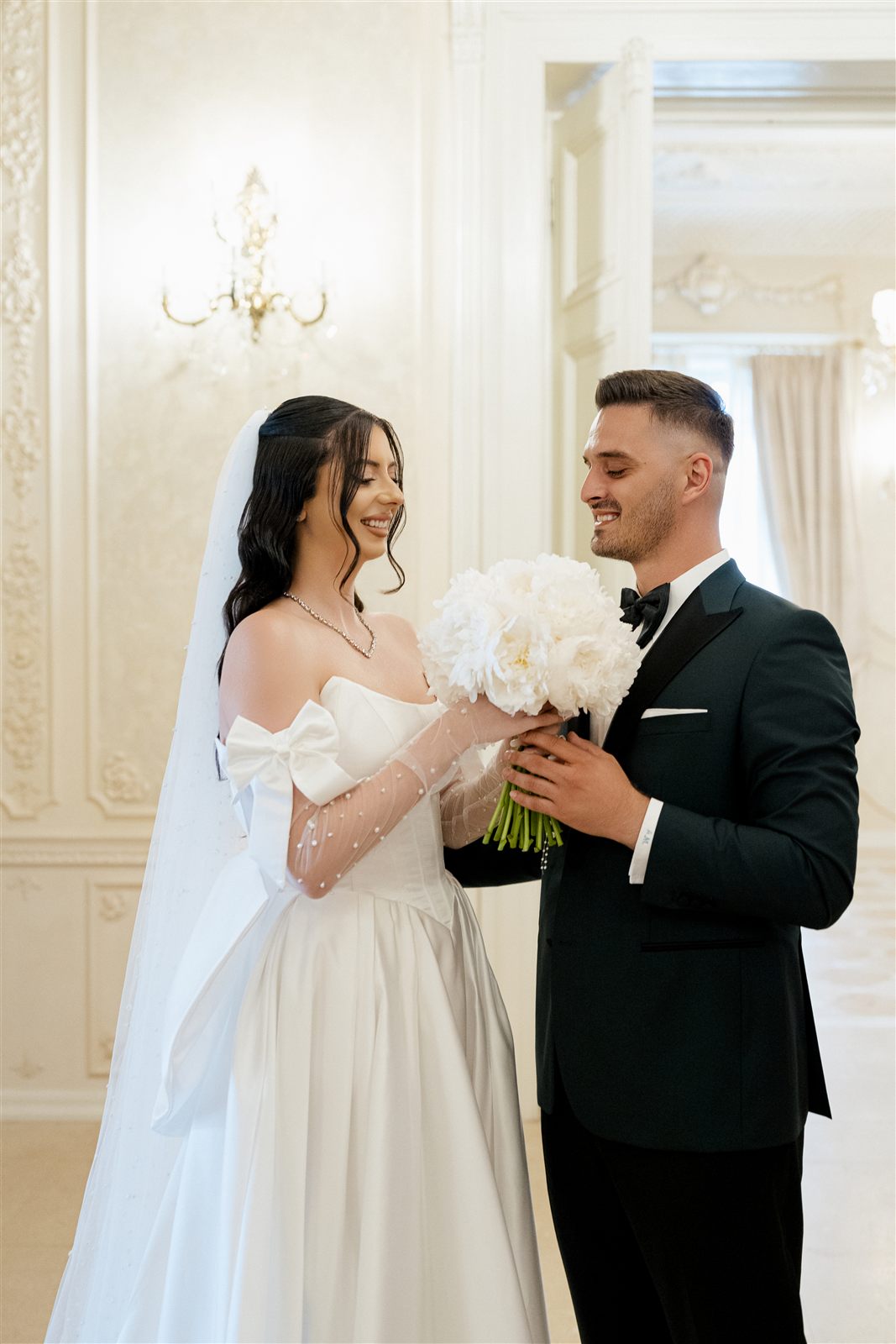Bucuria mirilor cu buchetul dupa first look in Salonul Baroque al Palatului Noblesse