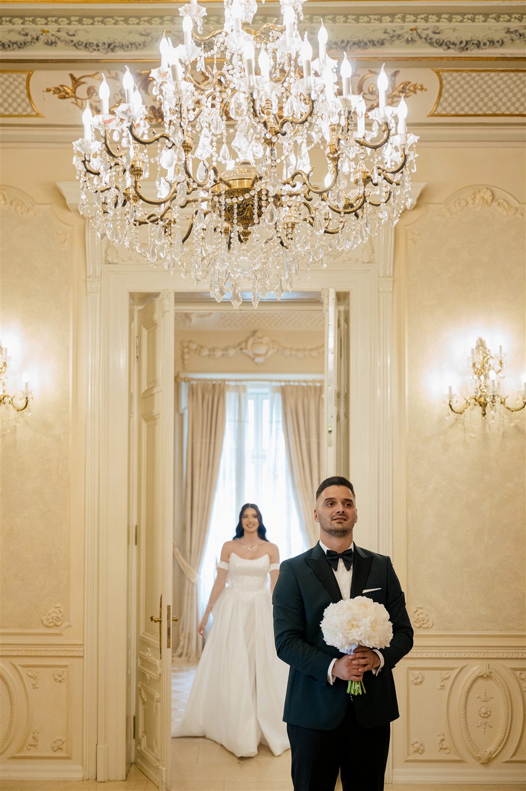 Mirii fata in fata in momentul first look in Salonul Baroque al Palatului Noblesse