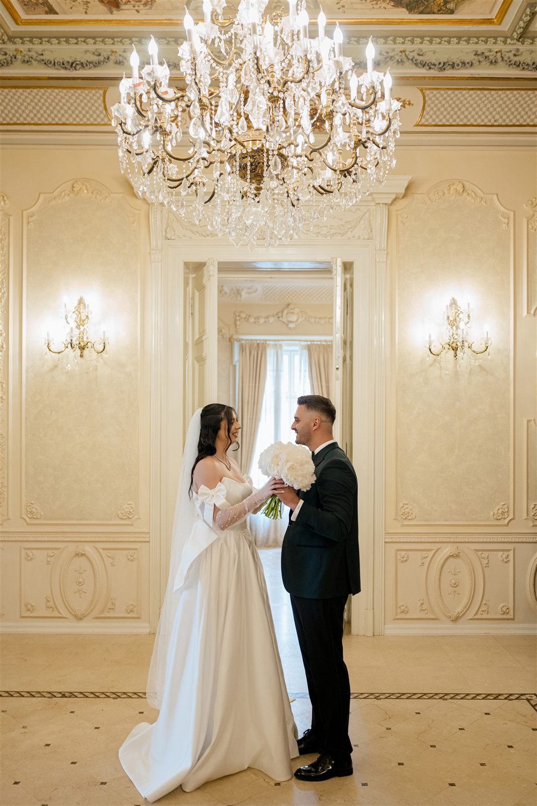 Momentul dezvaluirii la first look-ul de in Salonul Baroque al Palatului Noblesse