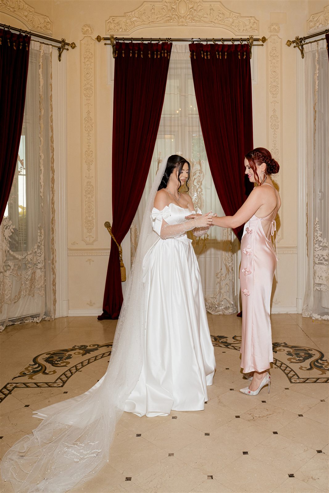 Mireasa si o domnisoara de onoare intr-un moment emotionant la first look, Palatul Noblesse