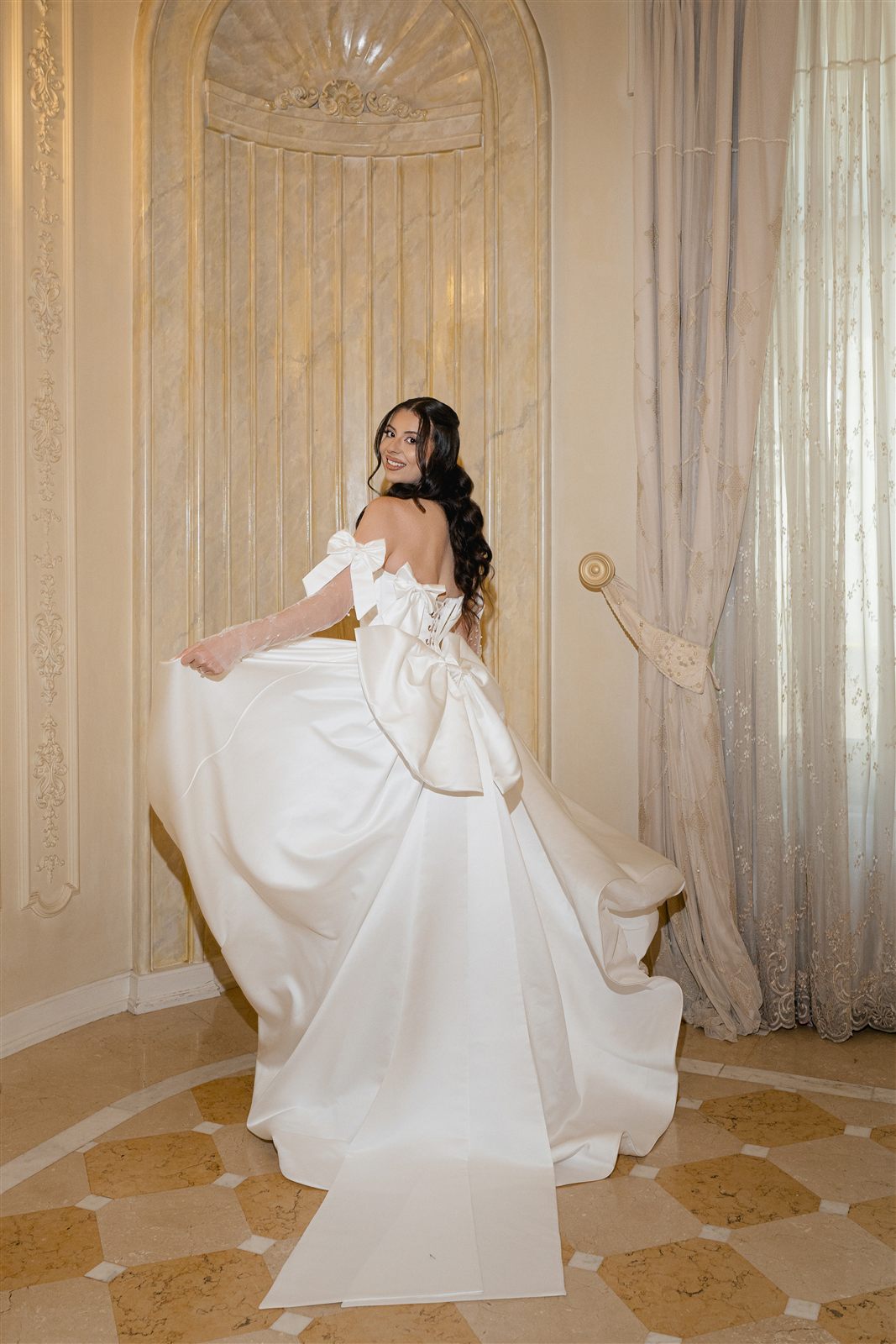 Mireasa in rochie eleganta in Salonul Florence al Palatului Noblesse
