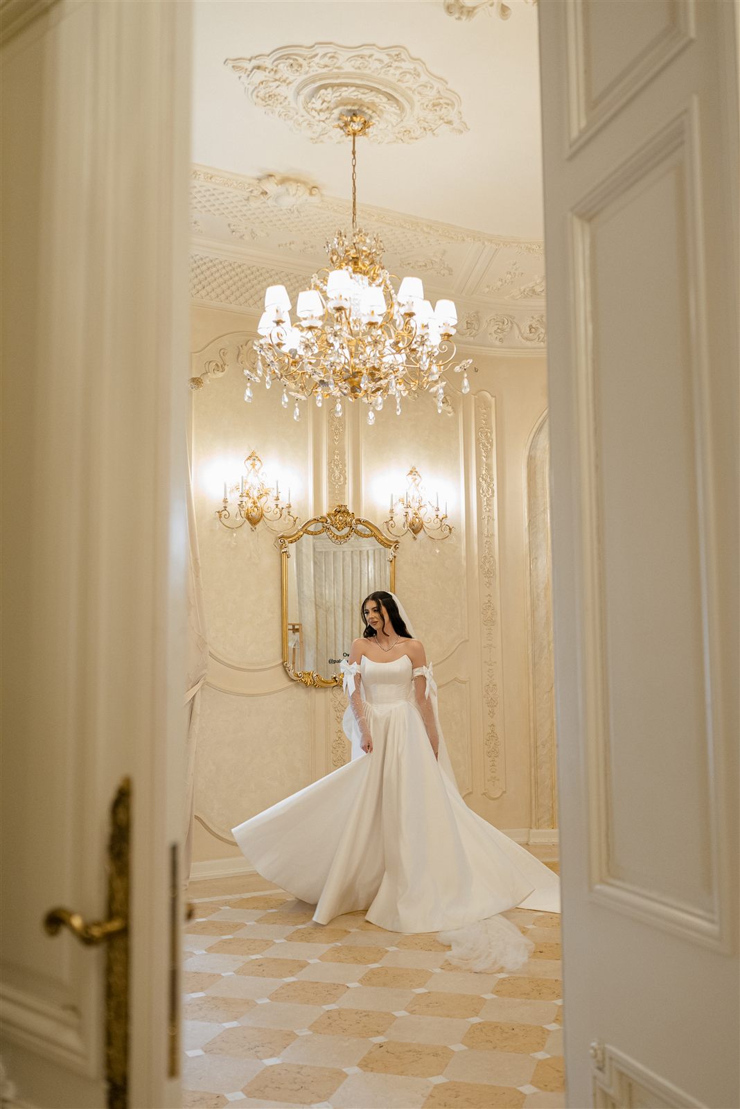 Mireasa intr-un salon luminos cu candelabru la Palatul Noblesse