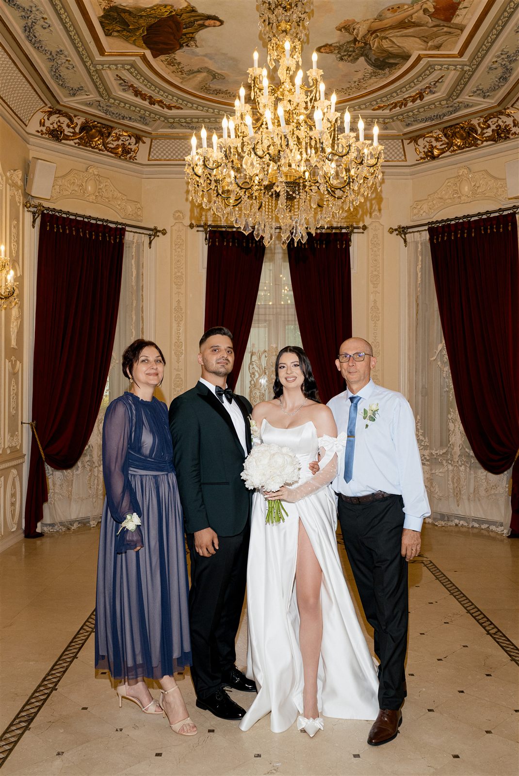 Mirii alaturi de familie la first look-ul de la Palatul Noblesse
