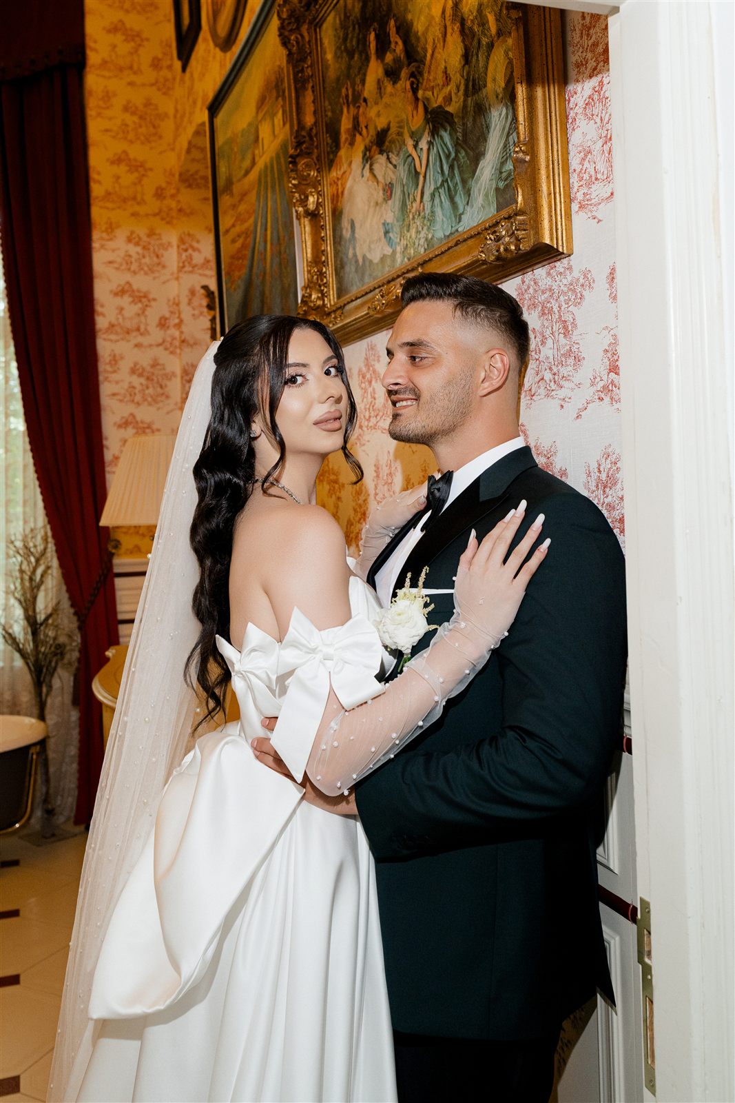 Portret romantic al mirilor intr-un salon al Palatului Noblesse