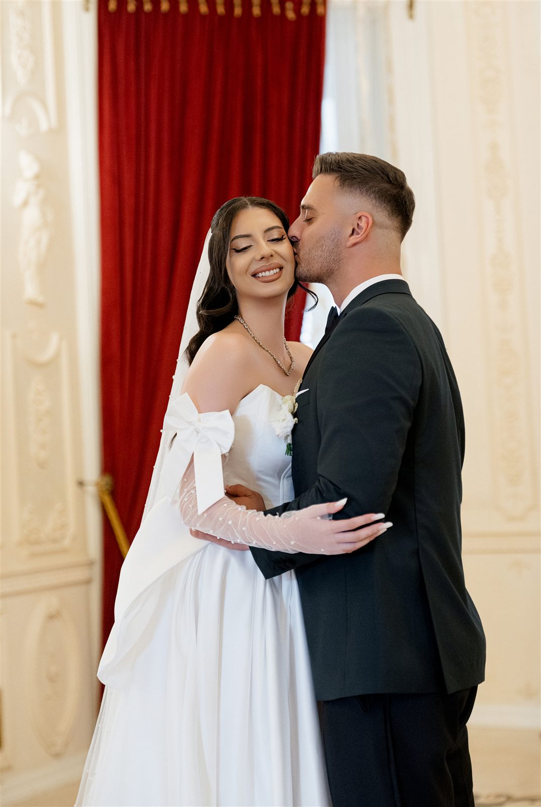 Sarutul mirilor dupa momentul first look la Palatul Noblesse