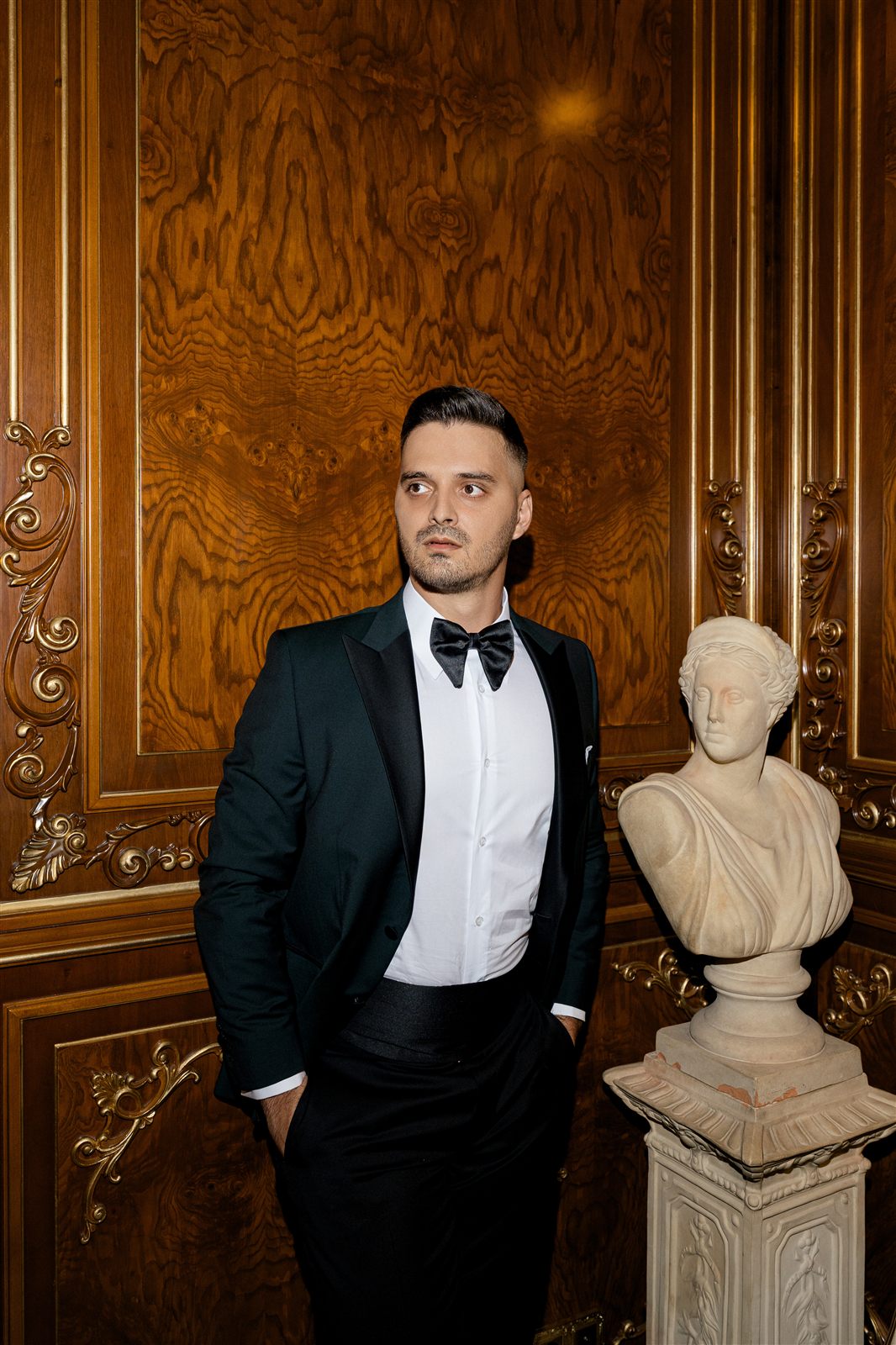 Portret de mire pe fundal de boiserie de nuc in Salonul Regent al Palatului Noblesse