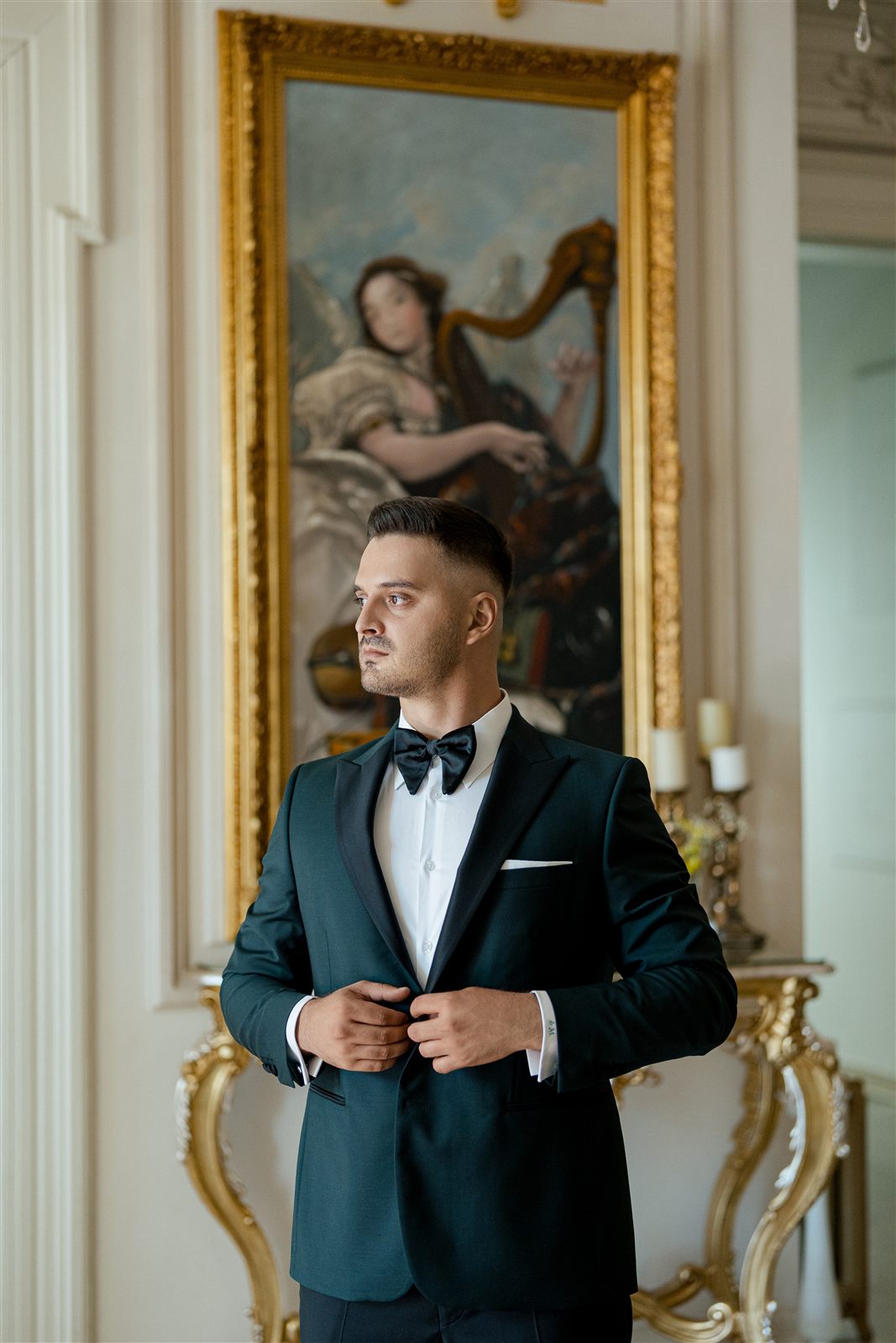 Portret de mire pe fundal de tapiserie in Salonul Regent al Palatului Noblesse