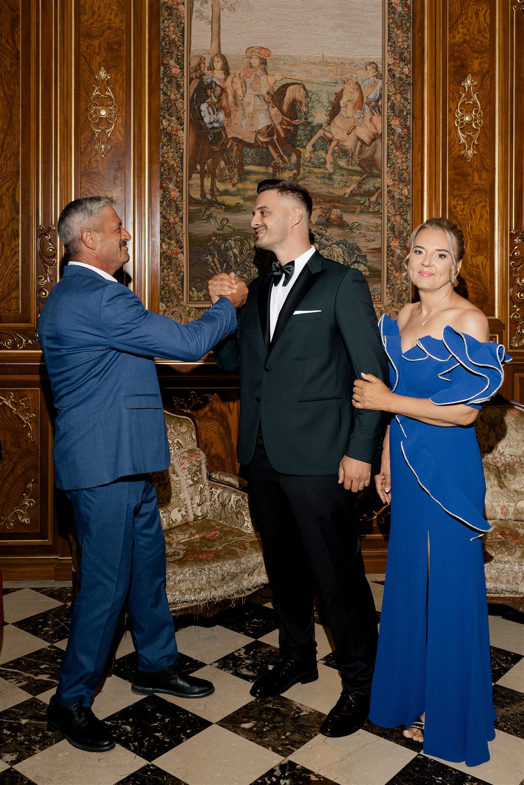 Tatal aranjeaza tinuta mirelui la Palatul Noblesse