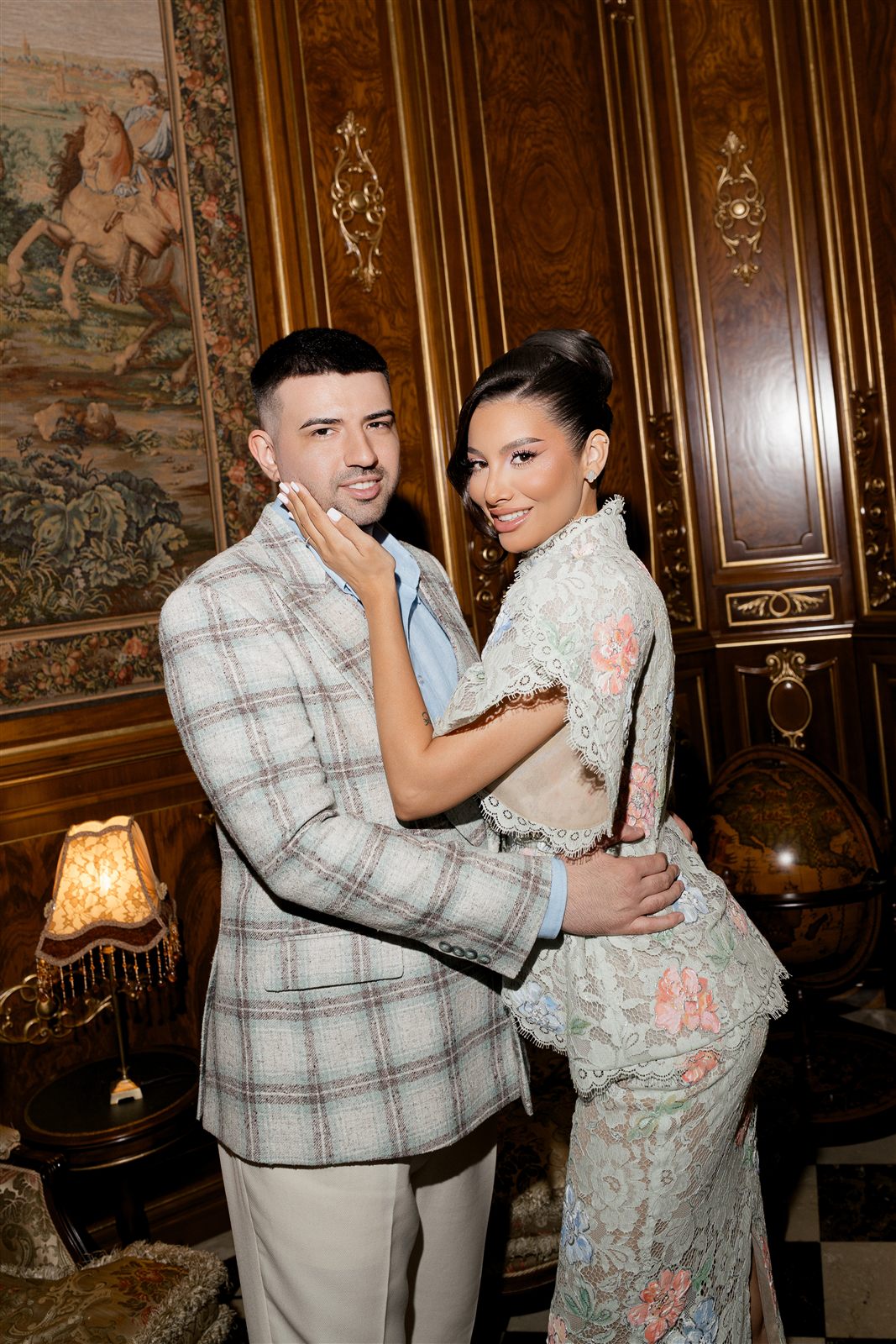 Cuplu de invitați în ținute din tweed floral — ședință foto de nuntă la Palatul Noblesse