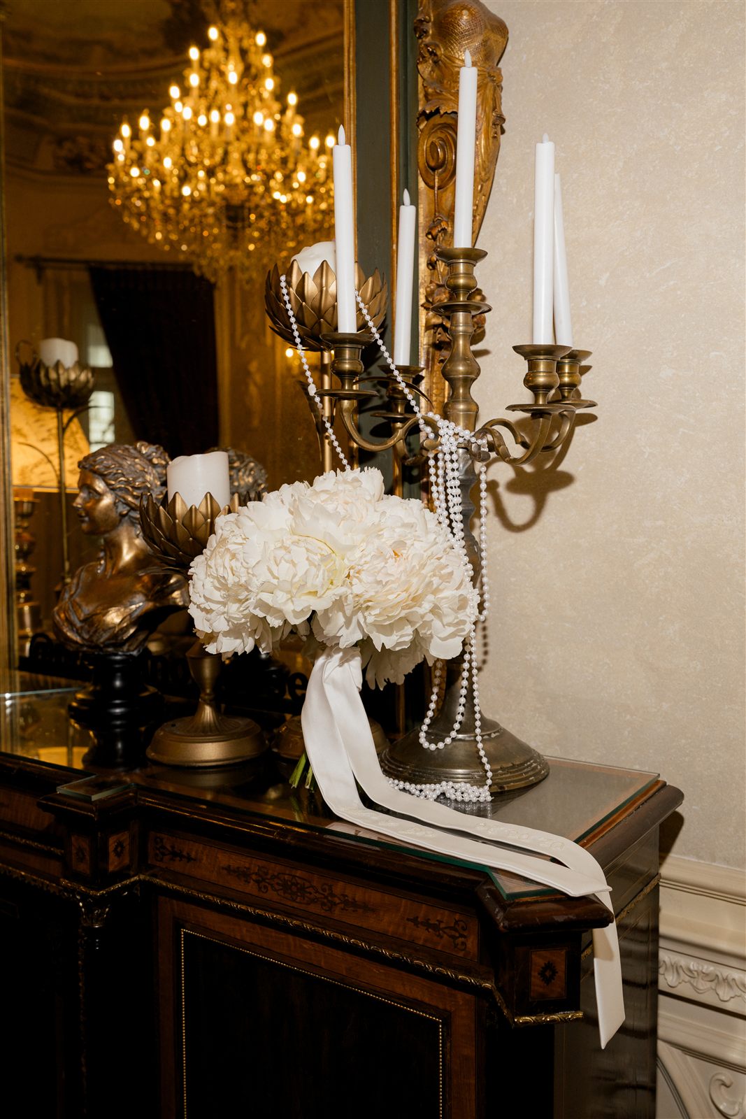 Candelabru și flori albe — detaliu de decor la o ședință foto de nuntă, Palatul Noblesse