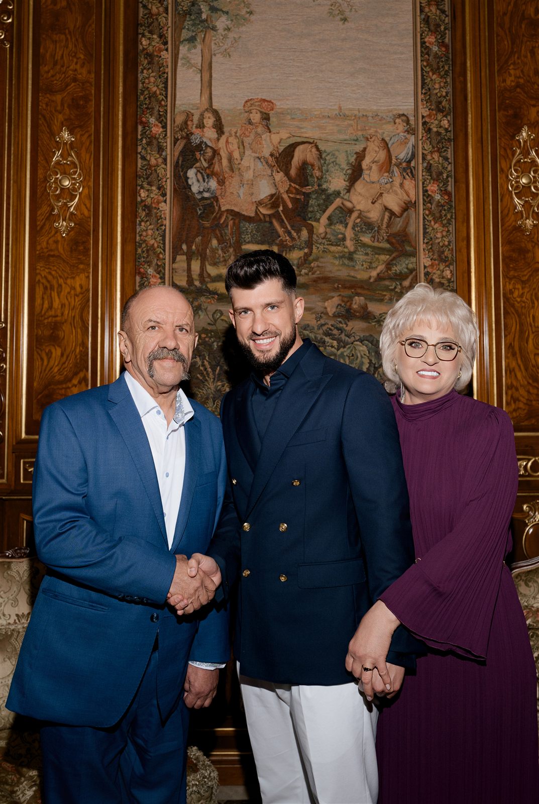 Fotografie de familie într-un salon de palat — ședință foto de nuntă, Palatul Noblesse